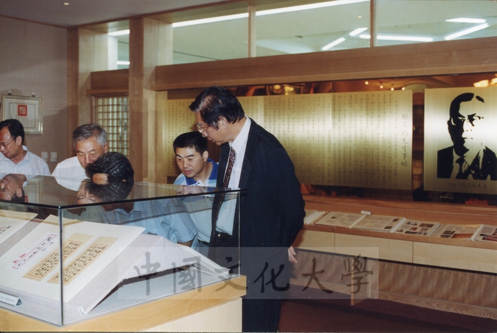 1999年8月23日大陸學者蒞臨本校參加「地質研討會」，並由董事長張鏡湖帶領參觀校園設施的圖檔，第9張，共9張
