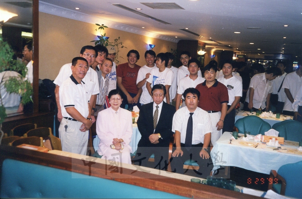 1999年8月29日本校籃球隊與日本天理大學籃球隊友員餐叙的圖檔，第1張，共4張