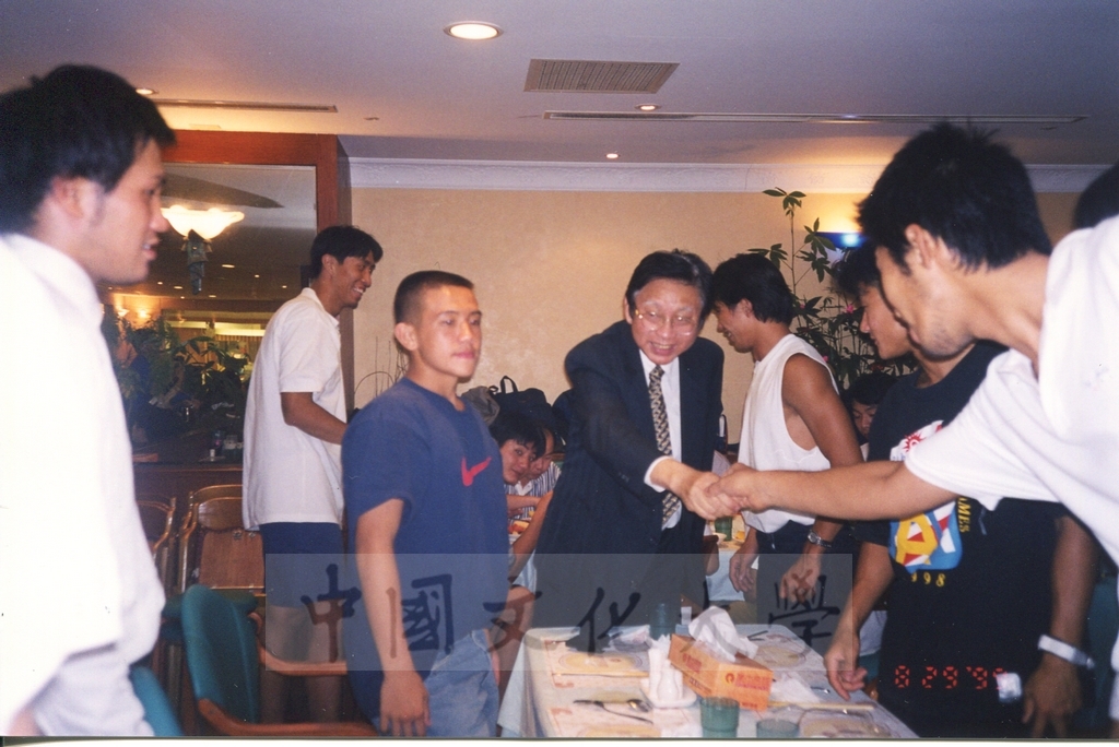 1999年8月29日本校籃球隊與日本天理大學籃球隊友員餐叙的圖檔，第2張，共4張
