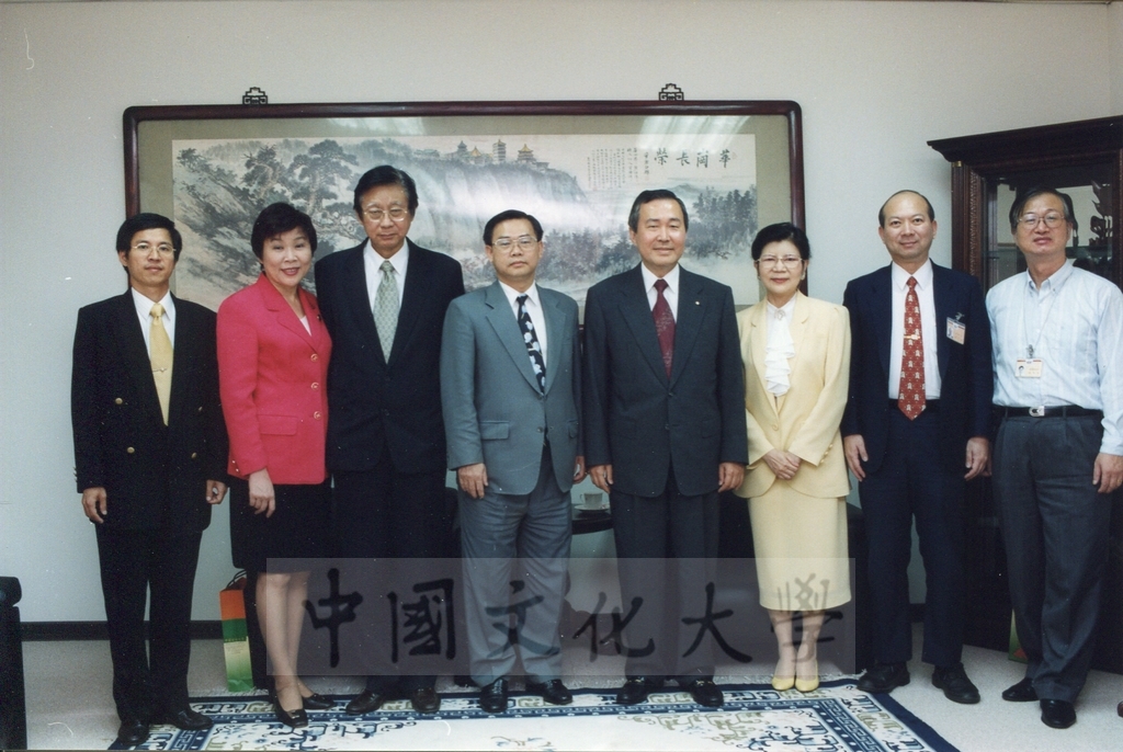 1999年9月1日國父紀念館館長張瑞濱、副館長曾一士、台灣創價學會理事長林釗蒞臨本校參訪並拜會董事長張鏡湖、校長林彩梅的圖檔，第1張，共1張