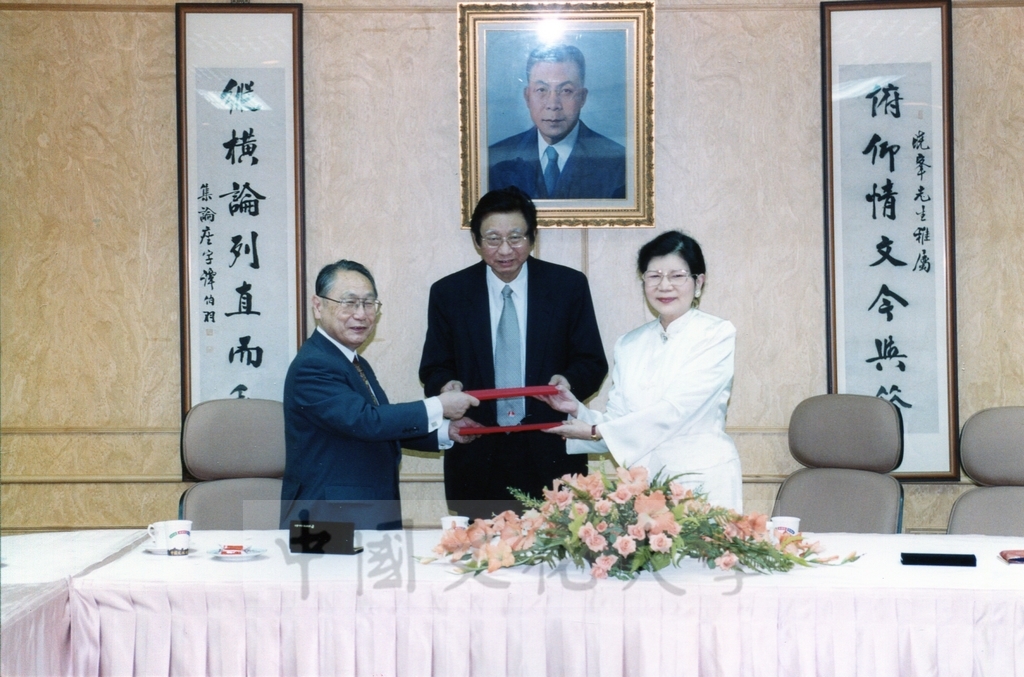 1999年9月6日德山大學校長淺野一郎率日台關係研習團蒞臨本校參訪並簽訂交流合作的圖檔，第2張，共2張