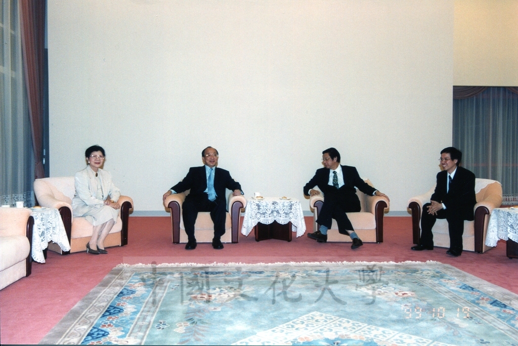 1999年10月19日外交部長胡志強應本校國際法學社之邀蒞臨本校演講並拜會董事長張鏡湖、校長林彩梅的圖檔，第2張，共2張