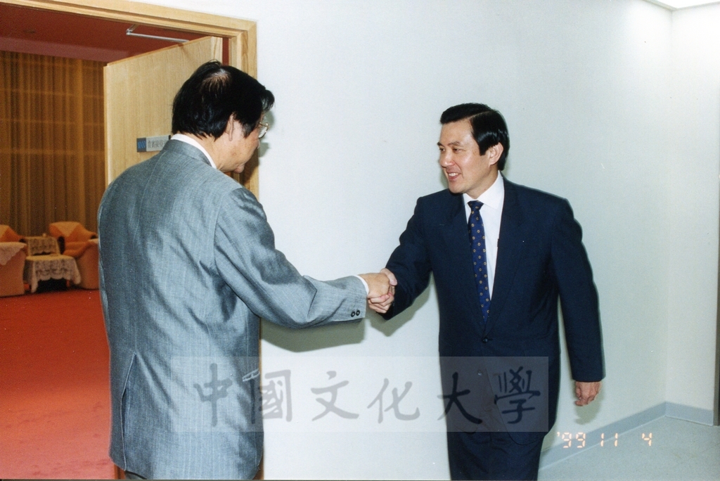 1999年11月4日台北市長馬英九應本校國際法學社之邀蒞臨本校演講並拜會董事長張鏡湖的圖檔，第1張，共3張