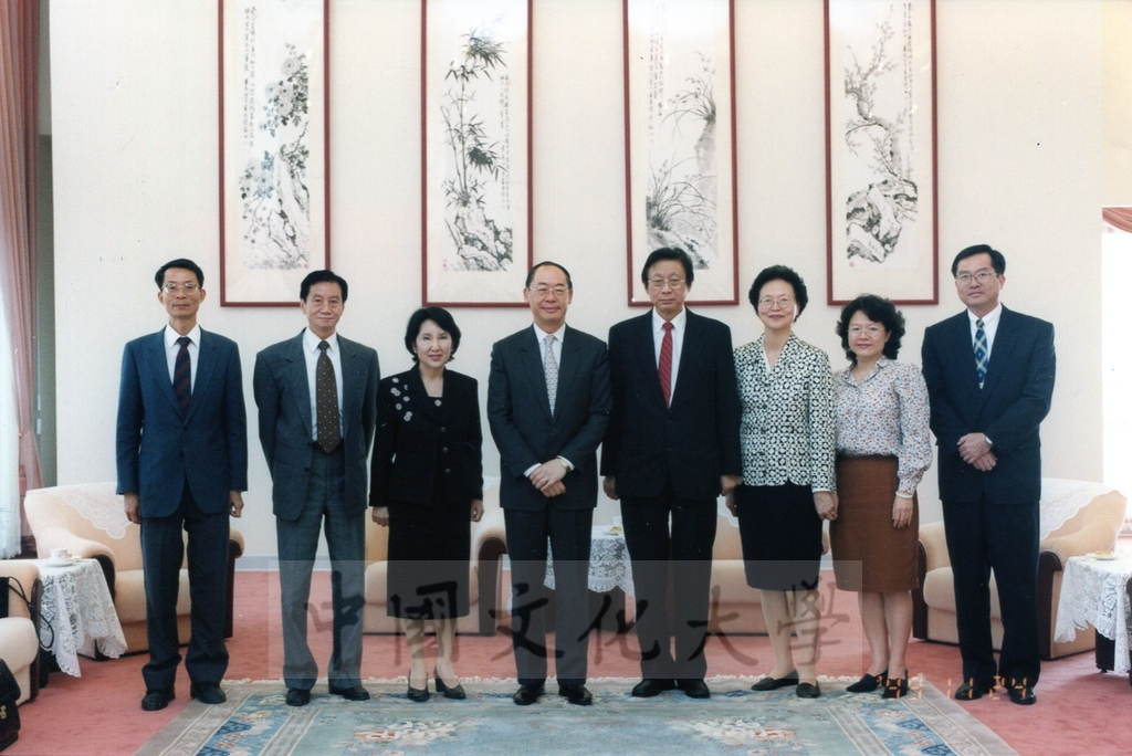 1999年11月24日司法院院長錢復(左四)受邀蒞臨本校演講並拜會董事長張鏡湖的圖檔，第1張，共1張