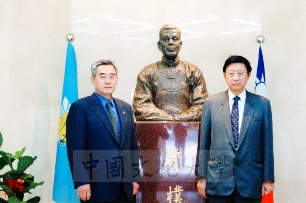 1999年4月2日韓國慶熙大學趙正源總長蒞臨本校參訪並拜會董事長張鏡湖的圖檔，第2張，共5張