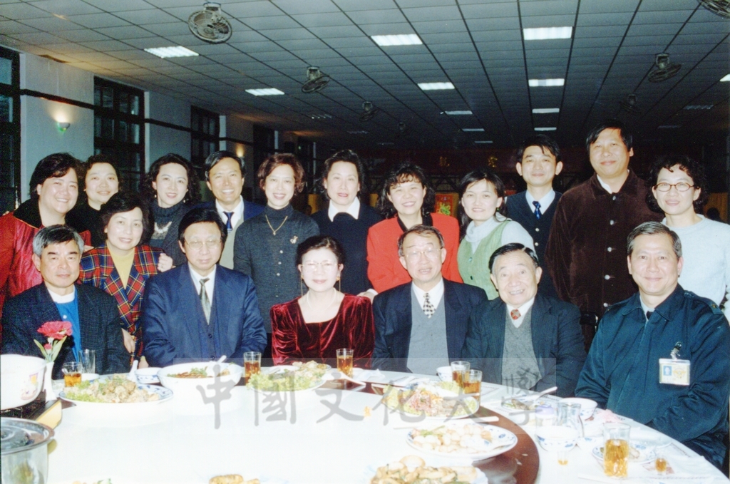 1999年1月14日本校舉行歲末餐會，董事長張鏡湖、校長林彩梅與教職員工共同參與，感謝同仁的辛勞及付出的圖檔，第1張，共3張