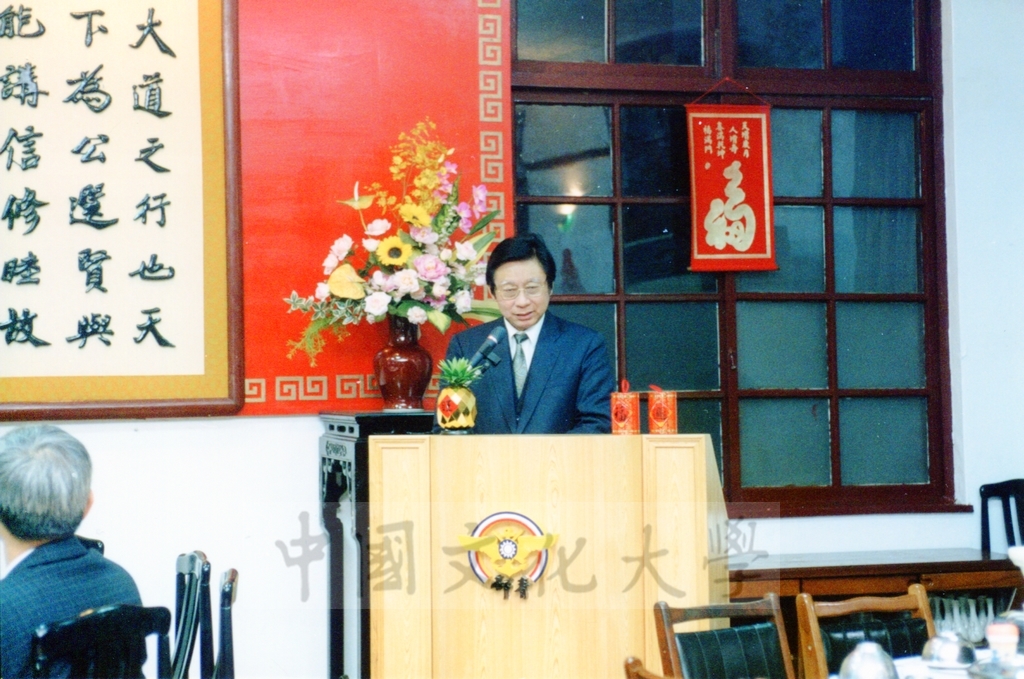1999年1月14日本校舉行歲末餐會，董事長張鏡湖、校長林彩梅與教職員工共同參與，感謝同仁的辛勞及付出的圖檔，第2張，共3張