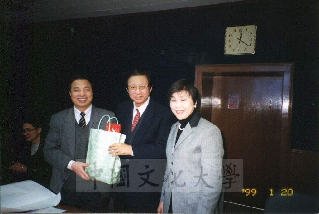 1999年1月20日董事長張鏡湖率領校長林彩梅等一行六人參訪中國科學院地理所、遙感所、大氣科學研究所的圖檔，第1張，共14張