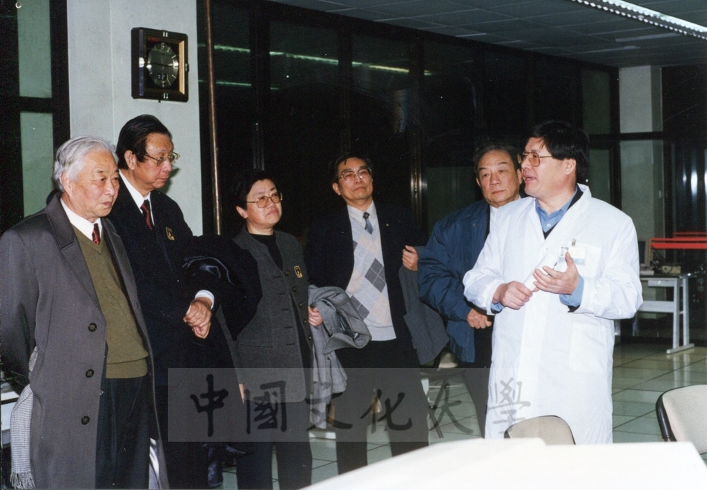 1999年1月20日董事長張鏡湖率領校長林彩梅等一行六人參訪中國科學院地理所、遙感所、大氣科學研究所的圖檔，第7張，共14張