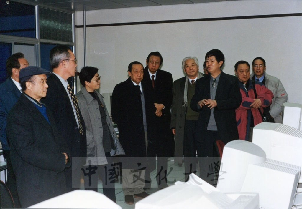 1999年1月20日董事長張鏡湖率領校長林彩梅等一行六人參訪中國科學院地理所、遙感所、大氣科學研究所的圖檔，第8張，共14張