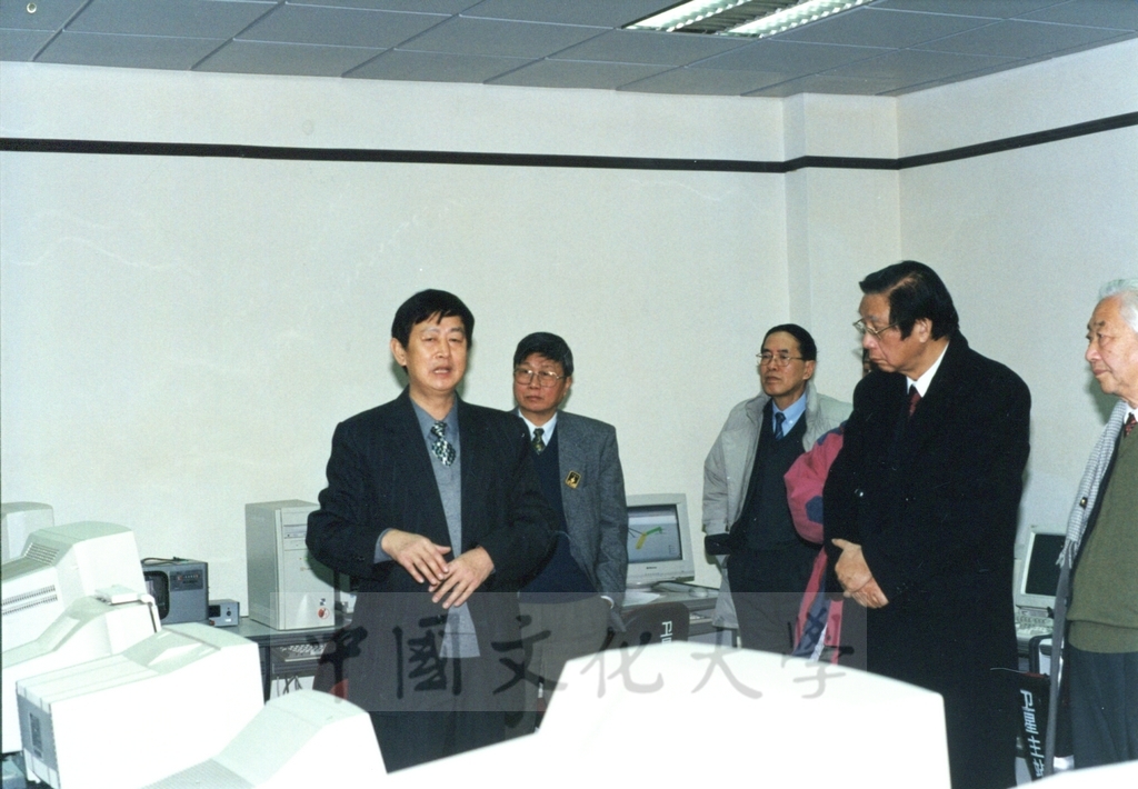 1999年1月20日董事長張鏡湖率領校長林彩梅等一行六人參訪中國科學院地理所、遙感所、大氣科學研究所的圖檔，第9張，共14張