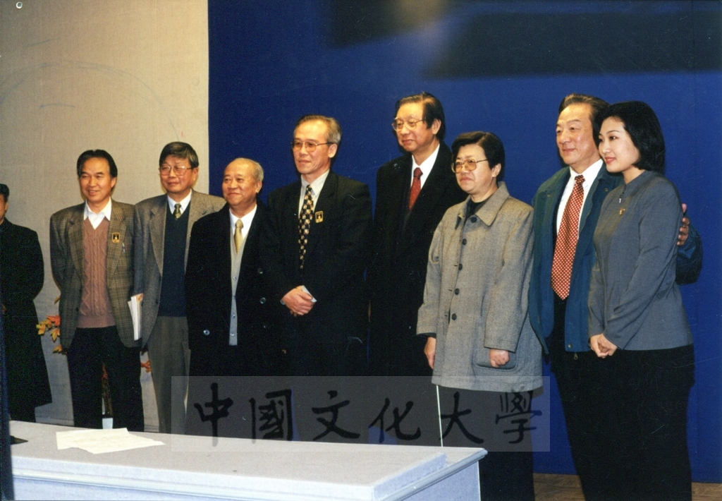 1999年1月20日董事長張鏡湖率領校長林彩梅等一行六人參訪中國科學院地理所、遙感所、大氣科學研究所的圖檔，第10張，共14張