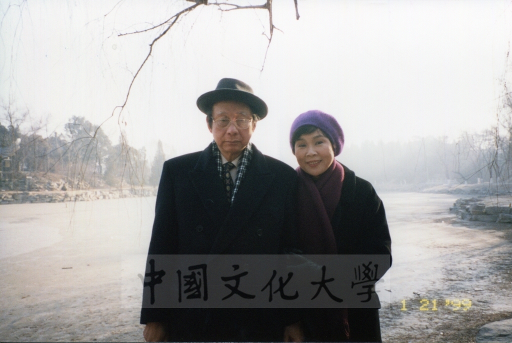 1999年1月21日董事長張鏡湖率領校長林彩梅等一行六人參訪北京大學並拜會北大副校長何芳川的圖檔，第7張，共9張