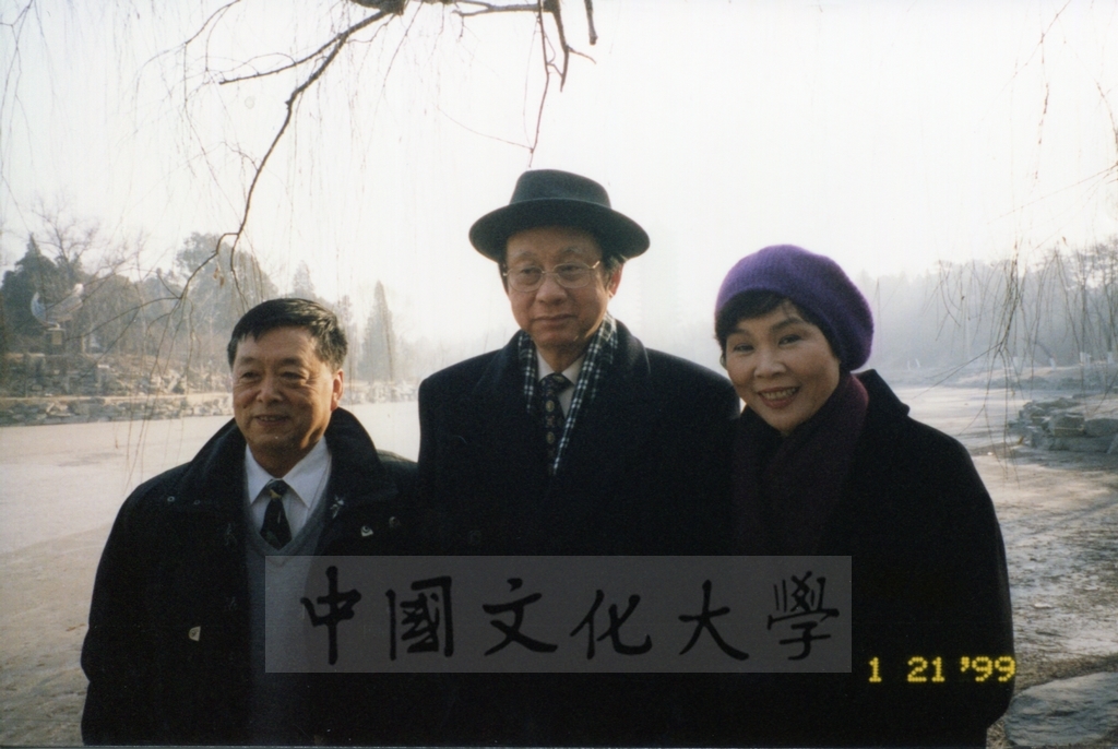 1999年1月21日董事長張鏡湖率領校長林彩梅等一行六人參訪北京大學並拜會北大副校長何芳川的圖檔，第8張，共9張
