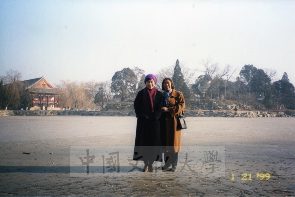 1999年1月21日董事長張鏡湖率領校長林彩梅等一行六人參訪北京大學並拜會北大副校長何芳川的圖檔，第9張，共9張
