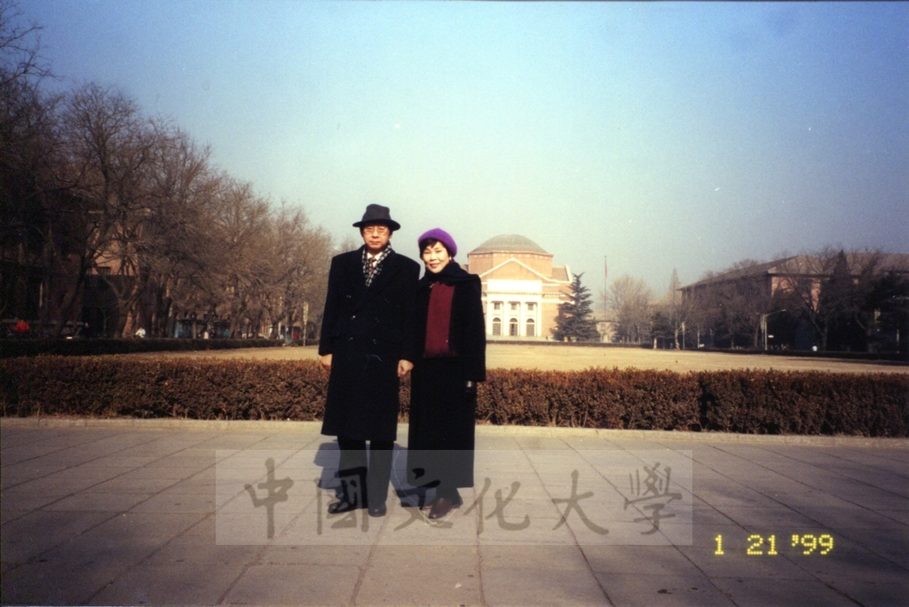 1999年1月21日董事長張鏡湖率領校長林彩梅等一行六人參訪北京清華大學的圖檔，第2張，共4張