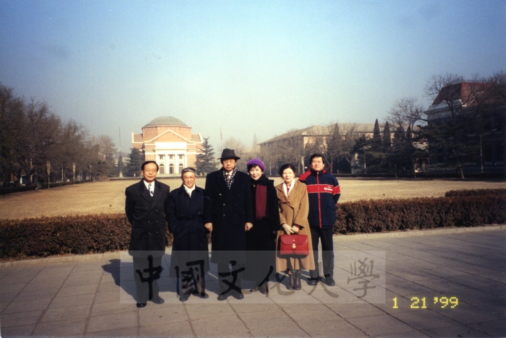 1999年1月21日董事長張鏡湖率領校長林彩梅等一行六人參訪北京清華大學的圖檔，第4張，共4張