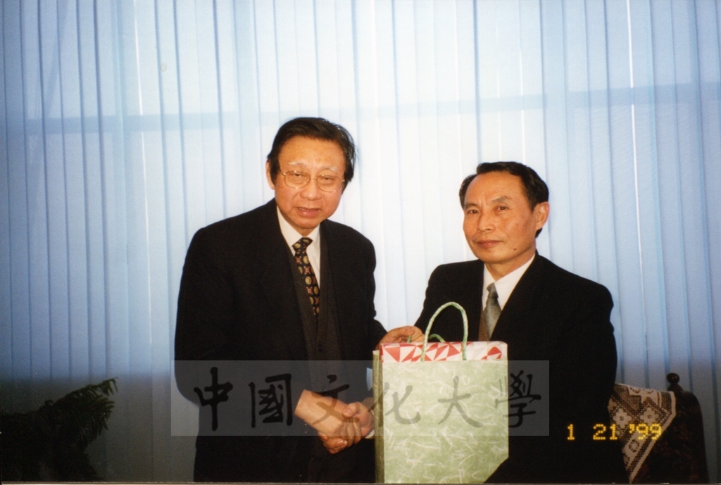 1999年1月21日董事長張鏡湖率領校長林彩梅等一行六人與大陸國家氣象局局長溫克剛等餐敘的圖檔，第1張，共2張