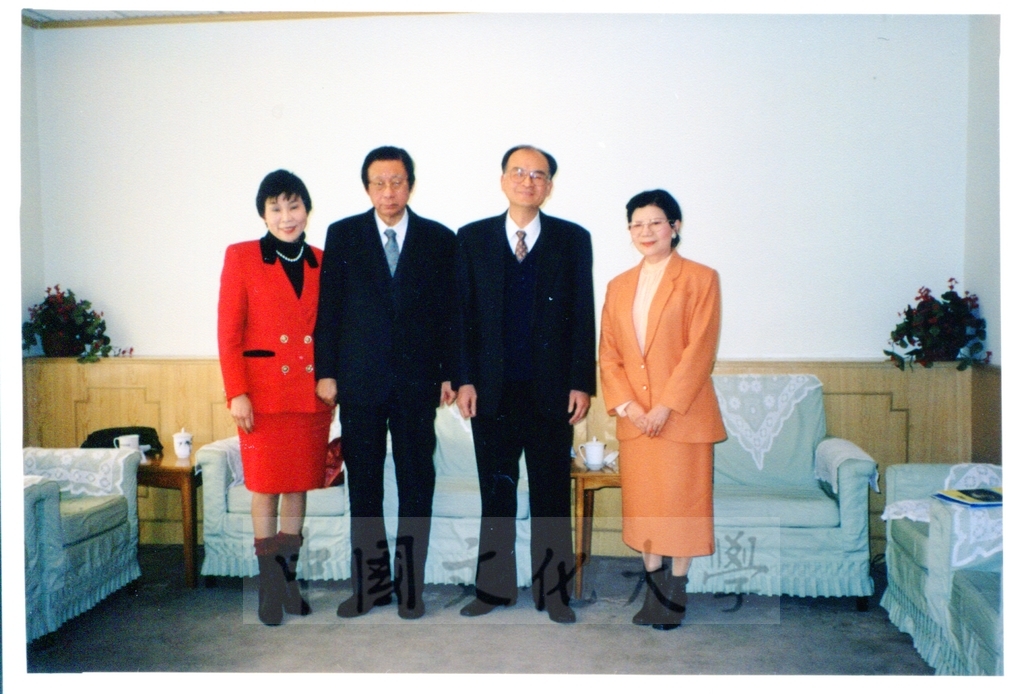 1999年1月22日董事長張鏡湖率領校長林彩梅等一行六人訪問中國社會院並拜會王洛林副院長的圖檔，第1張，共8張