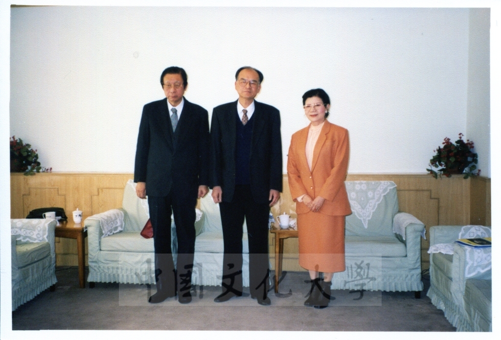 1999年1月22日董事長張鏡湖率領校長林彩梅等一行六人訪問中國社會院並拜會王洛林副院長的圖檔，第2張，共8張