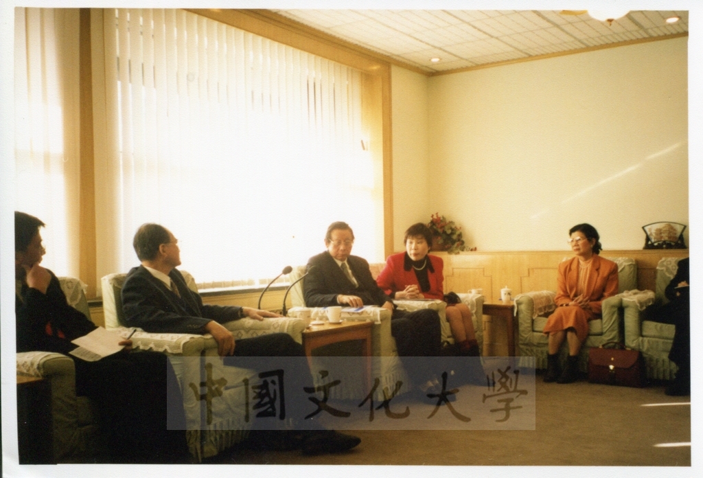 1999年1月22日董事長張鏡湖率領校長林彩梅等一行六人訪問中國社會院並拜會王洛林副院長的圖檔，第4張，共8張