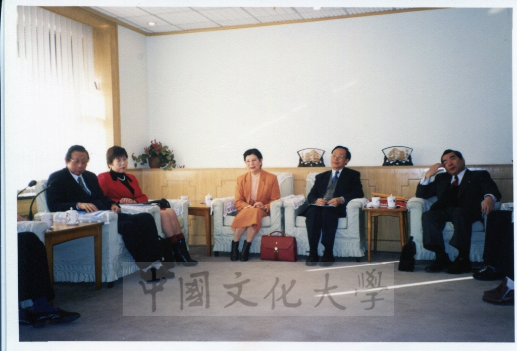 1999年1月22日董事長張鏡湖率領校長林彩梅等一行六人訪問中國社會院並拜會王洛林副院長的圖檔，第5張，共8張