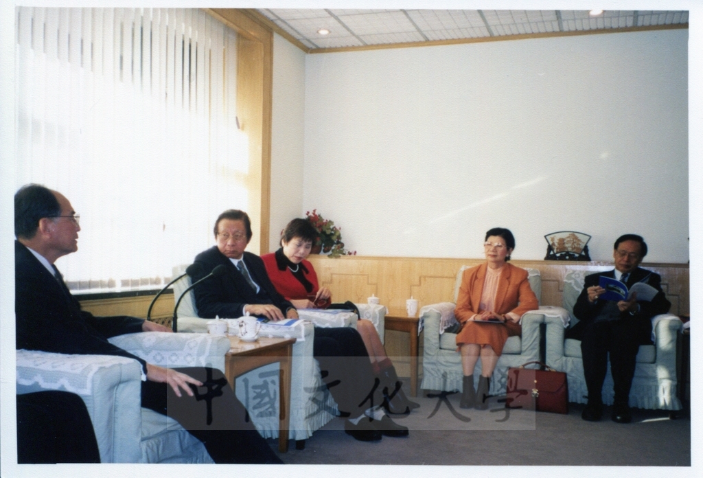 1999年1月22日董事長張鏡湖率領校長林彩梅等一行六人訪問中國社會院並拜會王洛林副院長的圖檔，第6張，共8張