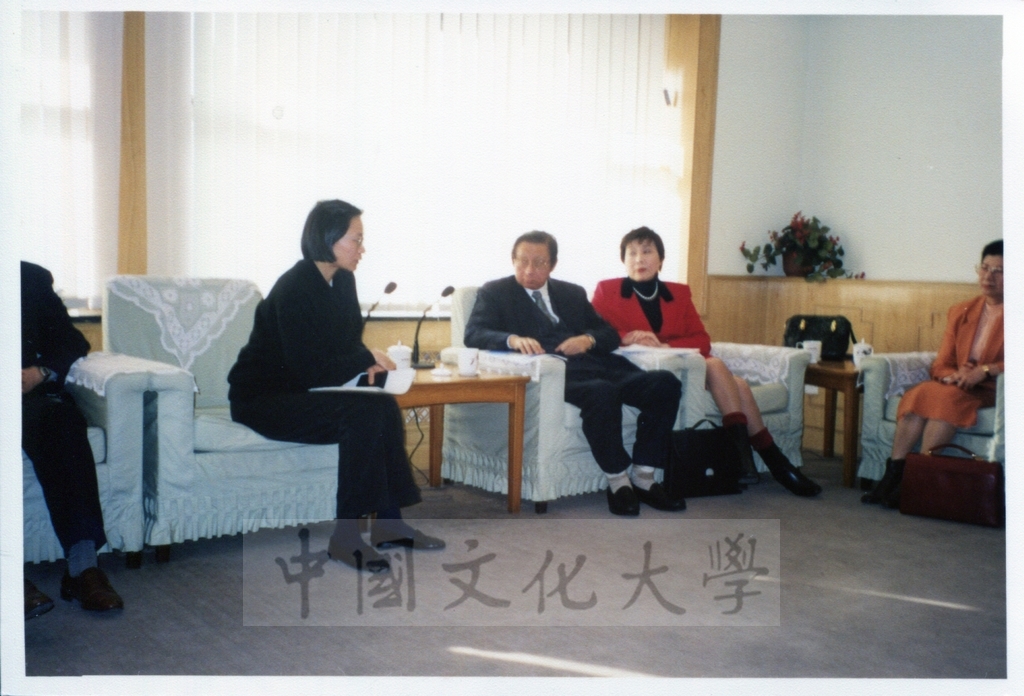 1999年1月22日董事長張鏡湖率領校長林彩梅等一行六人訪問中國社會院並拜會王洛林副院長的圖檔，第7張，共8張