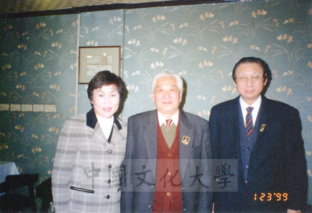 1999年1月24日董事長張鏡湖與大陸華東師範大學河口海岸研究所名譽所長陳吉餘教授晤談的圖檔，第2張，共5張