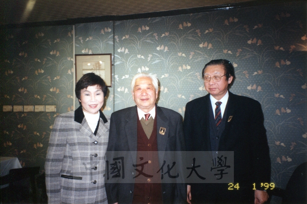 1999年1月24日董事長張鏡湖與大陸華東師範大學河口海岸研究所名譽所長陳吉餘教授晤談的圖檔，第3張，共5張