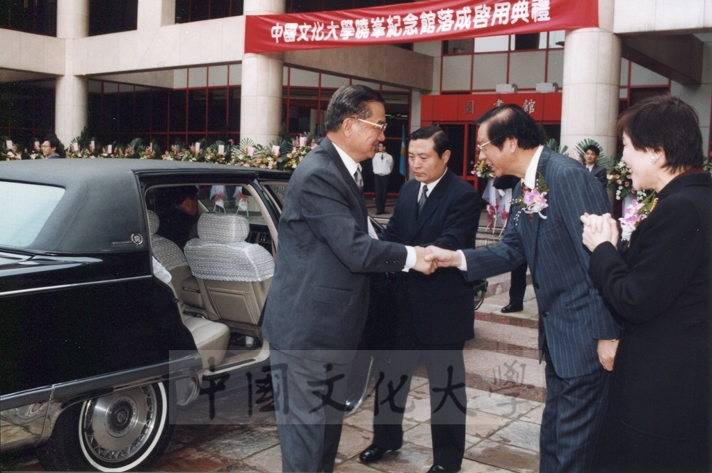 1999年3月1日副總統連戰蒞臨本校參加曉峰紀念館落成啟用典禮，董事長張鏡湖率師生恭迎景況的圖檔，第2張，共18張
