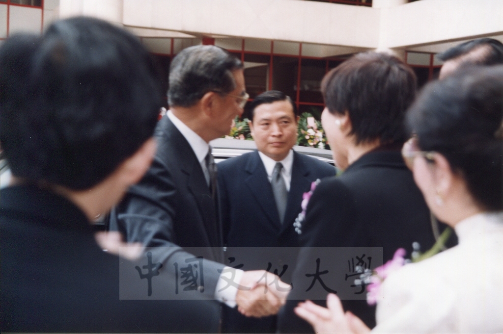 1999年3月1日副總統連戰蒞臨本校參加曉峰紀念館落成啟用典禮，董事長張鏡湖率師生恭迎景況的圖檔，第4張，共18張
