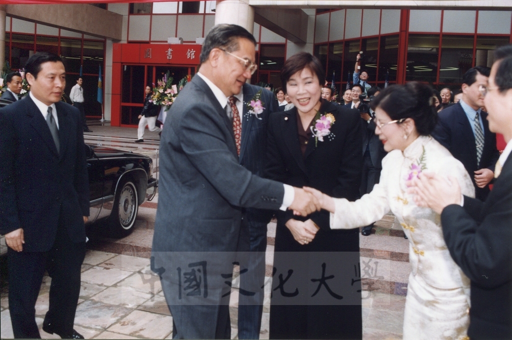 1999年3月1日副總統連戰蒞臨本校參加曉峰紀念館落成啟用典禮，董事長張鏡湖率師生恭迎景況的圖檔，第5張，共18張