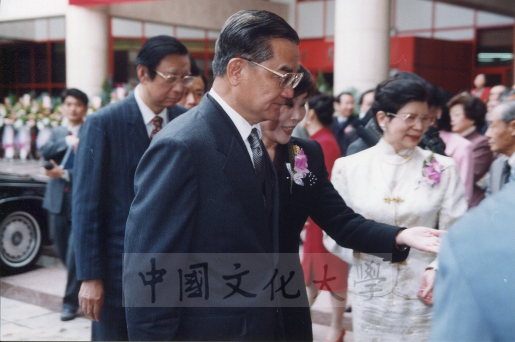 1999年3月1日副總統連戰蒞臨本校參加曉峰紀念館落成啟用典禮，董事長張鏡湖率師生恭迎景況的圖檔，第7張，共18張
