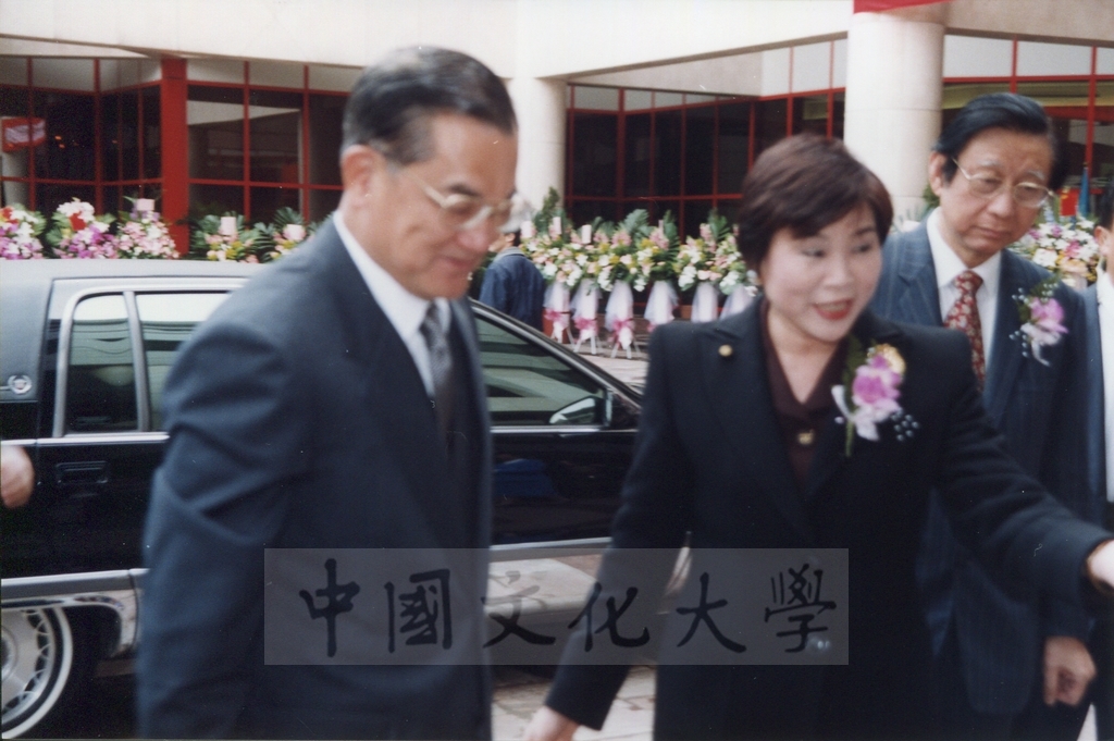 1999年3月1日副總統連戰蒞臨本校參加曉峰紀念館落成啟用典禮，董事長張鏡湖率師生恭迎景況的圖檔，第8張，共18張