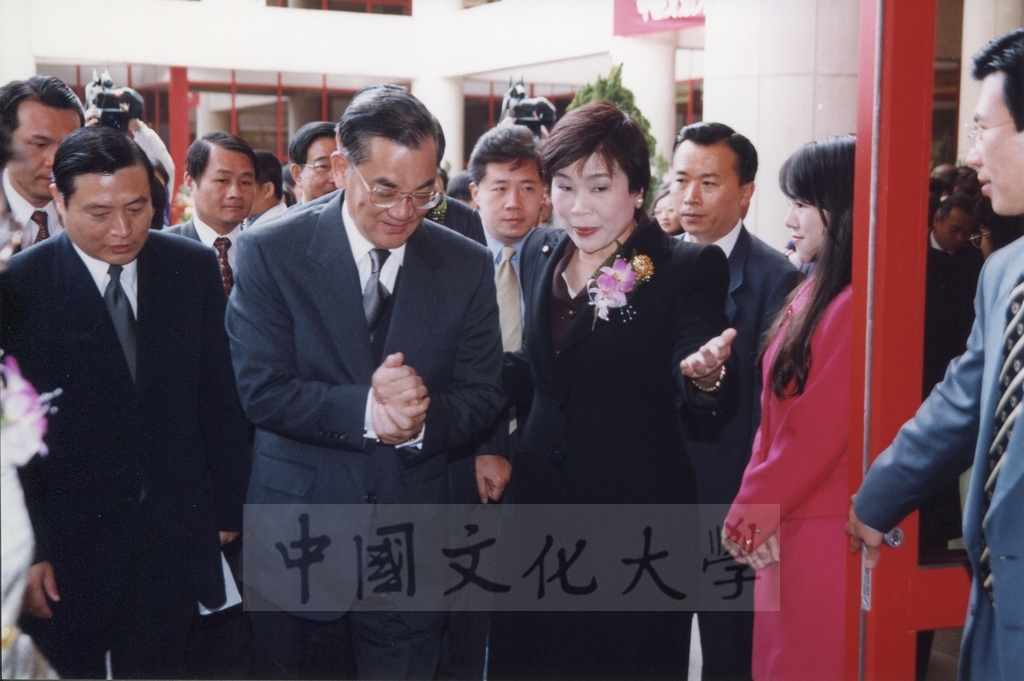 1999年3月1日副總統連戰蒞臨本校參加曉峰紀念館落成啟用典禮，董事長張鏡湖率師生恭迎景況的圖檔，第9張，共18張