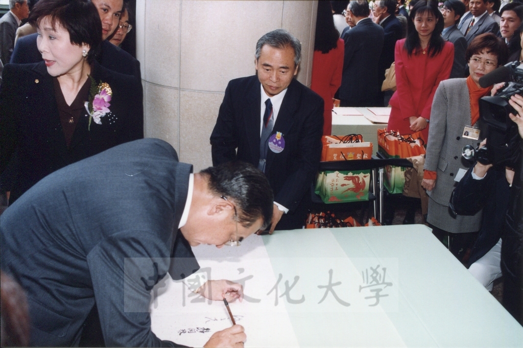 1999年3月1日副總統連戰蒞臨本校參加曉峰紀念館落成啟用典禮，董事長張鏡湖率師生恭迎景況的圖檔，第10張，共18張