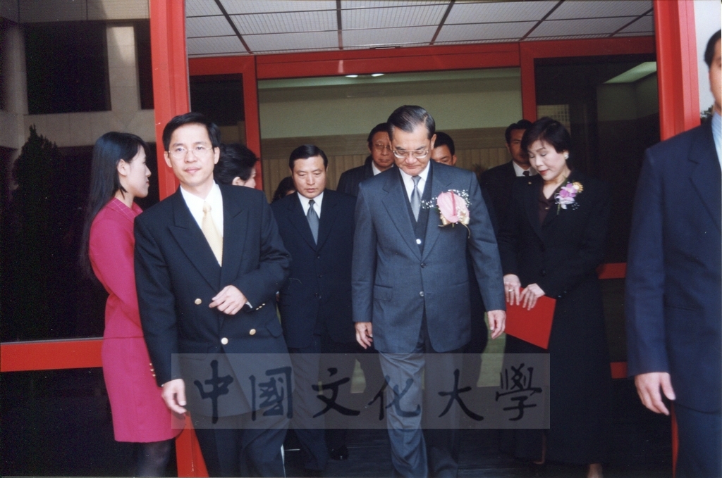 1999年3月1日副總統連戰蒞臨本校參加曉峰紀念館落成啟用典禮，董事長張鏡湖率師生恭迎景況的圖檔，第11張，共18張