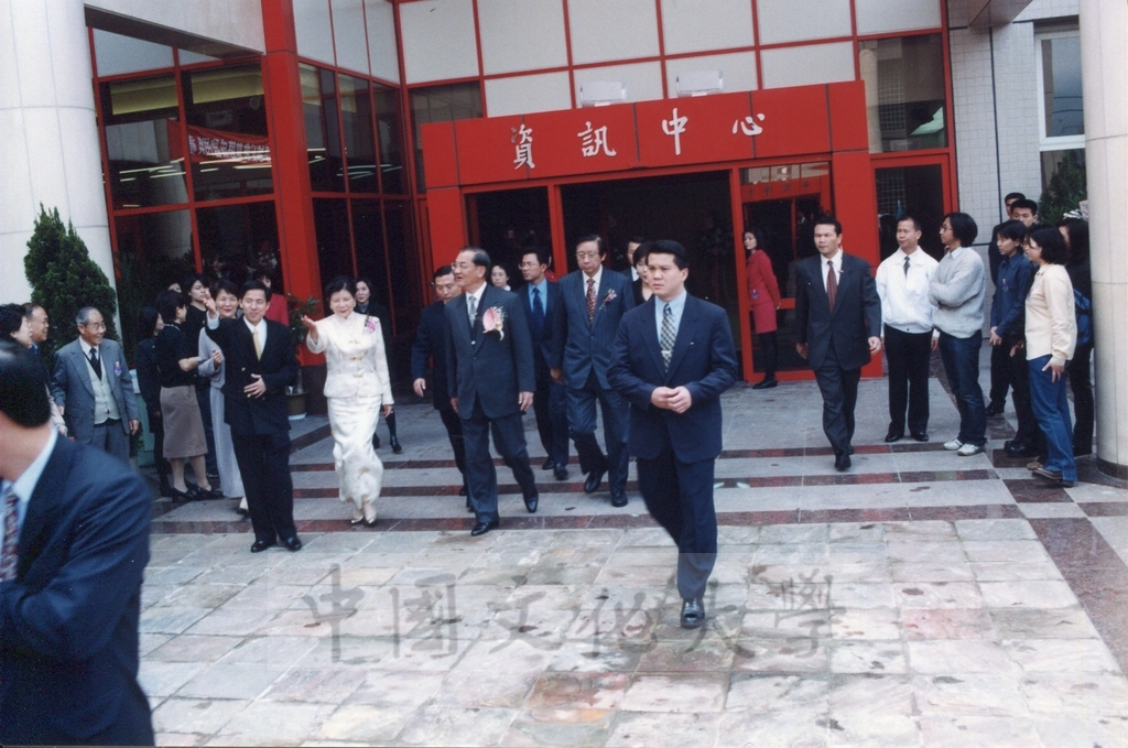 1999年3月1日副總統連戰蒞臨本校參加曉峰紀念館落成啟用典禮，董事長張鏡湖率師生恭迎景況的圖檔，第13張，共18張