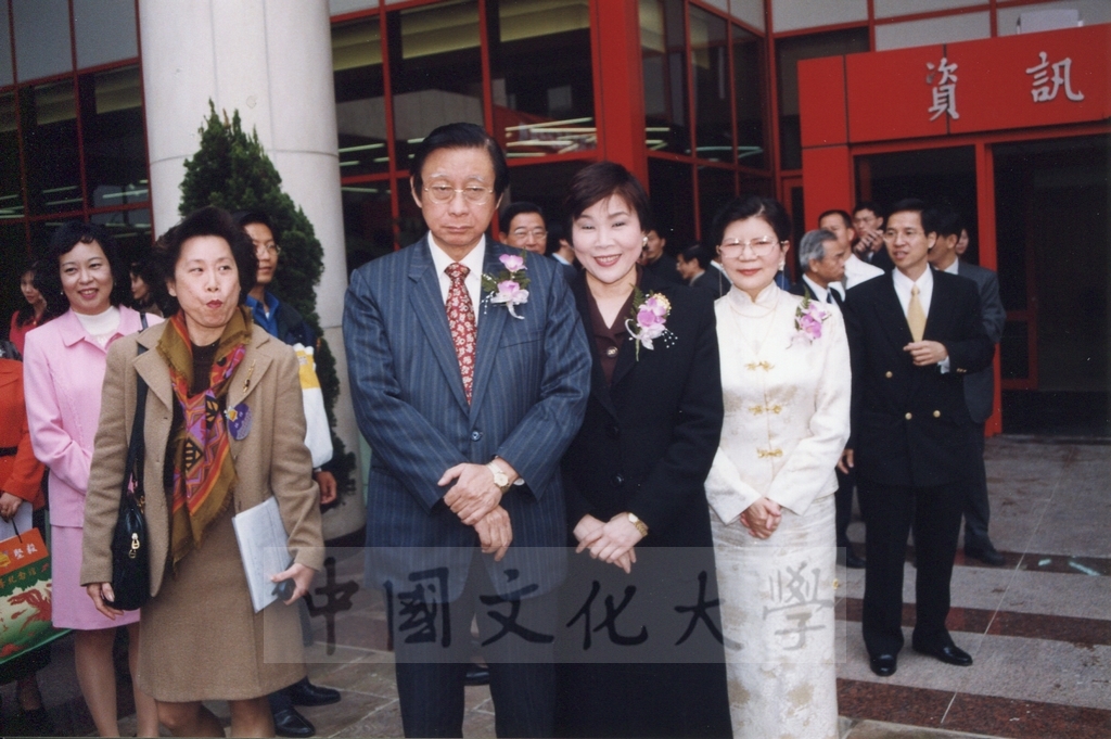 1999年3月1日副總統連戰蒞臨本校參加曉峰紀念館落成啟用典禮，董事長張鏡湖率師生恭迎景況的圖檔，第14張，共18張