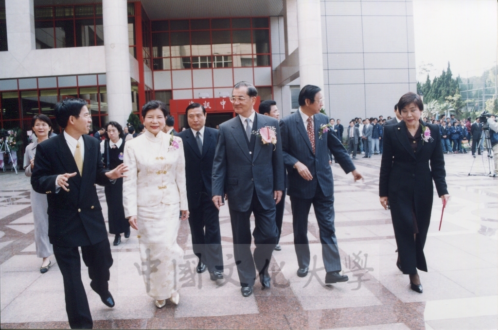 1999年3月1日副總統連戰蒞臨本校參加曉峰紀念館落成啟用典禮，董事長張鏡湖率師生恭迎景況的圖檔，第15張，共18張