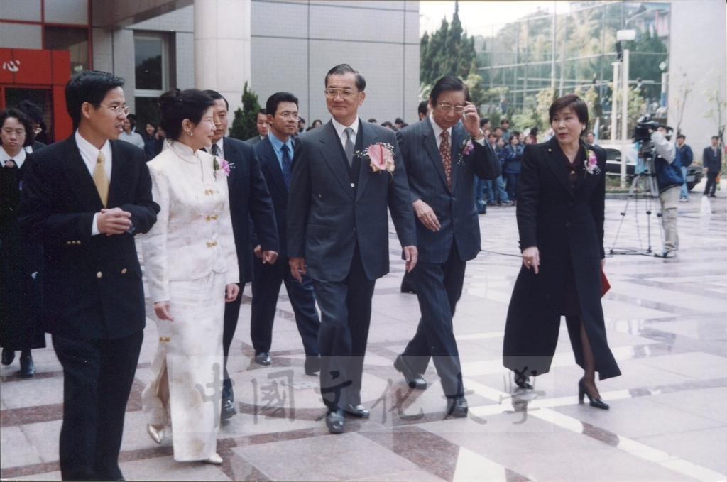 1999年3月1日副總統連戰蒞臨本校參加曉峰紀念館落成啟用典禮，董事長張鏡湖率師生恭迎景況的圖檔，第16張，共18張