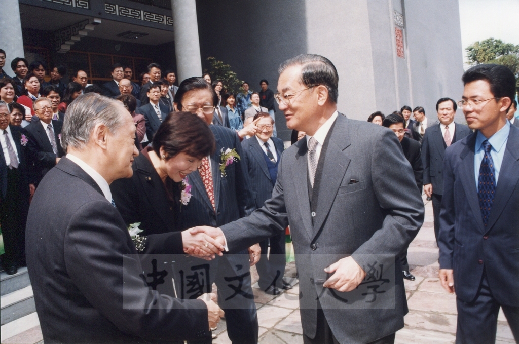 1999年3月1日副總統連戰蒞臨本校參加曉峰紀念館落成啟用典禮，董事長張鏡湖率師生恭迎景況的圖檔，第17張，共18張