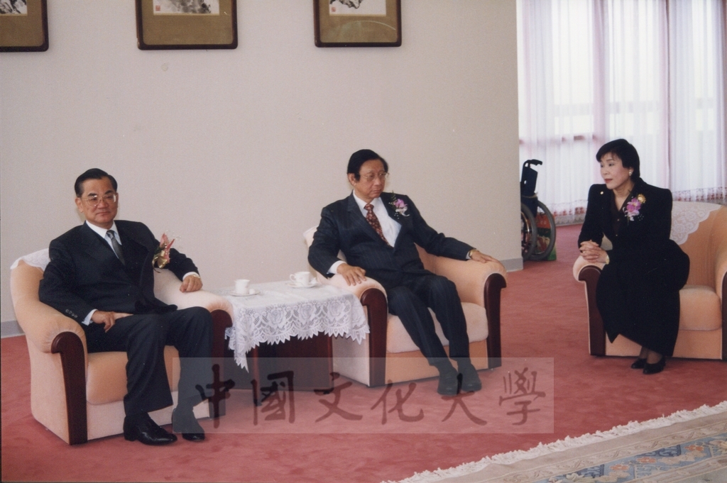 1999年3月1日副總統連戰蒞臨本校參加曉峰紀念館落成啟用典禮前與董事長張鏡湖於貴賓室寒暄景況的圖檔，第7張，共13張