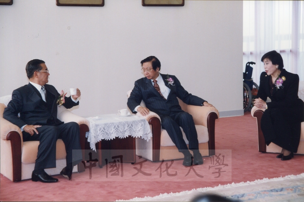 1999年3月1日副總統連戰蒞臨本校參加曉峰紀念館落成啟用典禮前與董事長張鏡湖於貴賓室寒暄景況的圖檔，第8張，共13張