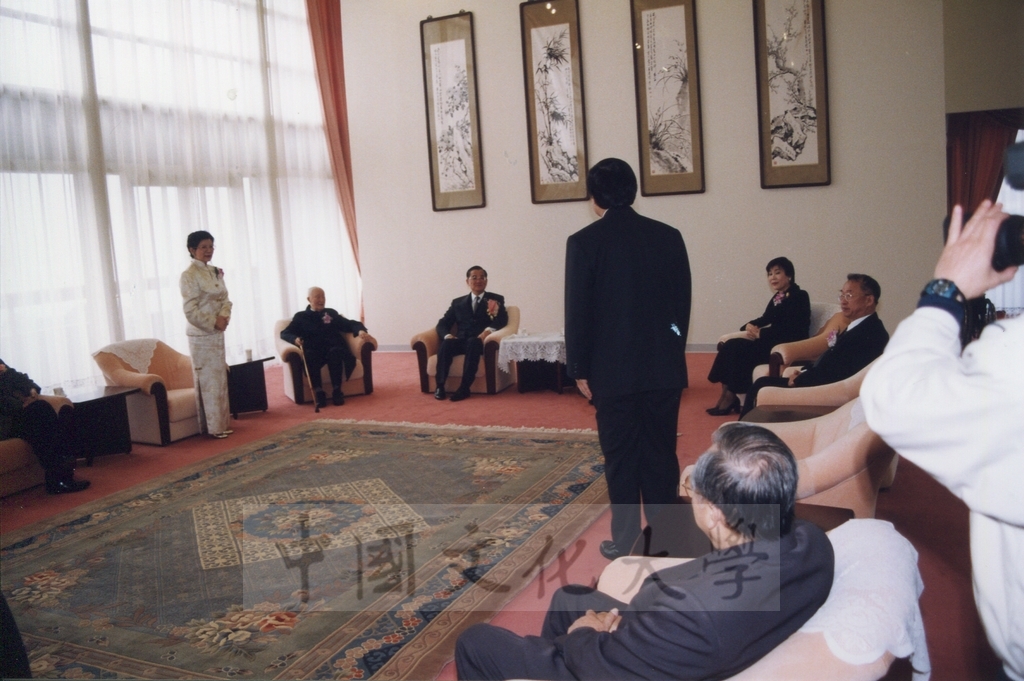 1999年3月1日副總統連戰蒞臨本校參加曉峰紀念館落成啟用典禮前與董事長張鏡湖於貴賓室寒暄景況的圖檔，第10張，共13張