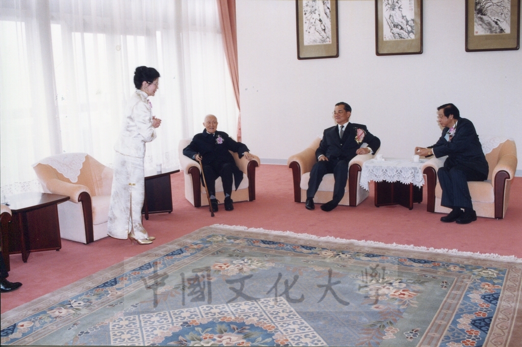 1999年3月1日副總統連戰蒞臨本校參加曉峰紀念館落成啟用典禮前與董事長張鏡湖於貴賓室寒暄景況的圖檔，第11張，共13張