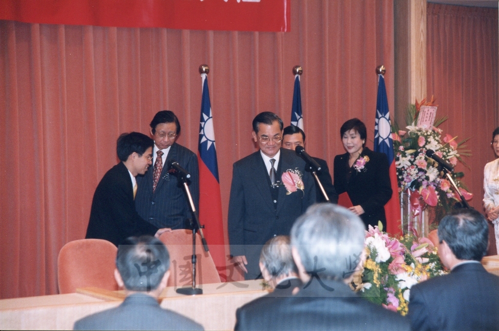 1999年3月1日舉行本校曉峰紀念館落成啟用典禮，由董事長張鏡湖主持並恭請副總統連戰致詞的圖檔，第1張，共9張