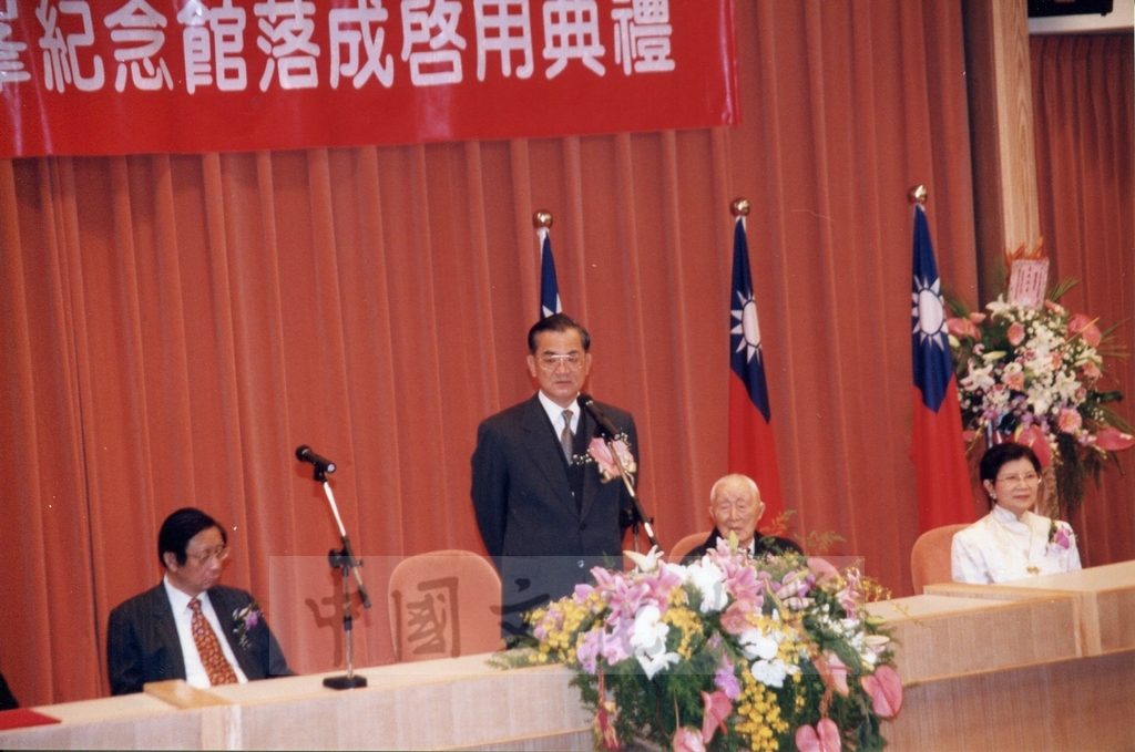 1999年3月1日舉行本校曉峰紀念館落成啟用典禮，由董事長張鏡湖主持並恭請副總統連戰致詞的圖檔，第6張，共9張