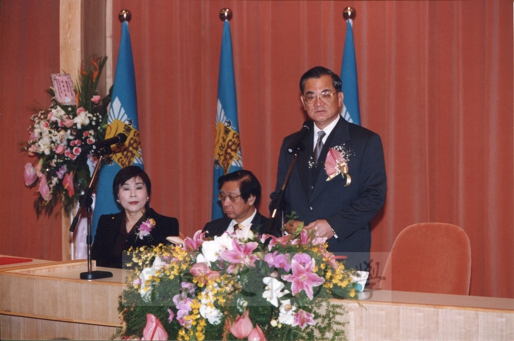 1999年3月1日舉行本校曉峰紀念館落成啟用典禮，由董事長張鏡湖主持並恭請副總統連戰致詞的圖檔，第7張，共9張